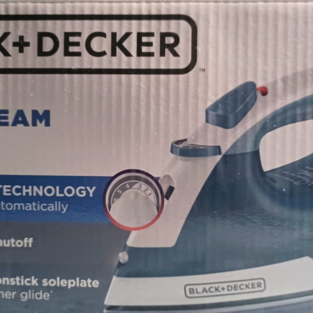 Black and Decker Iron. (Pre-owned) Blue and black. IR40V. Model.